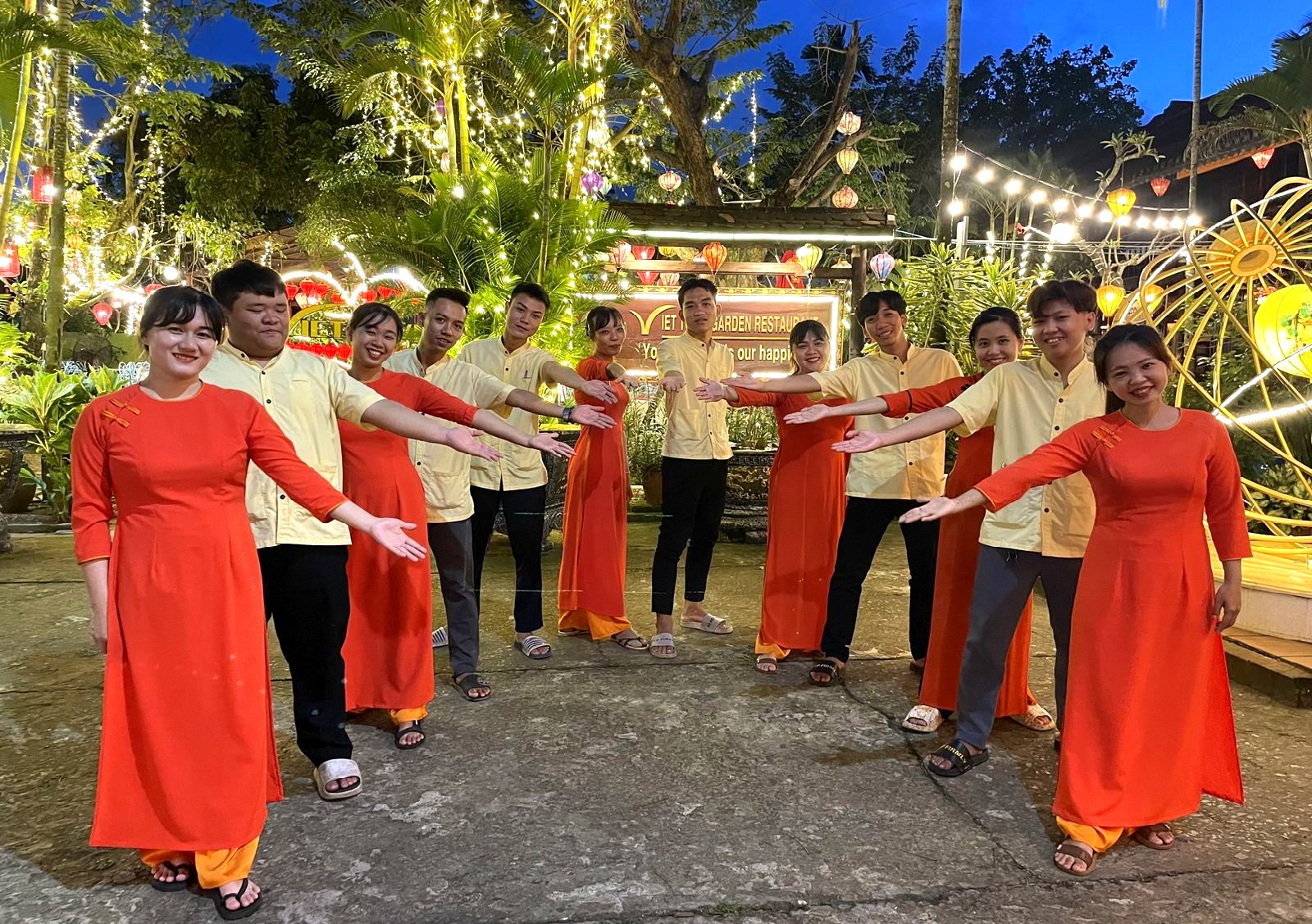 dat-suat-an-cho-nhom-khi-di-hoi-an