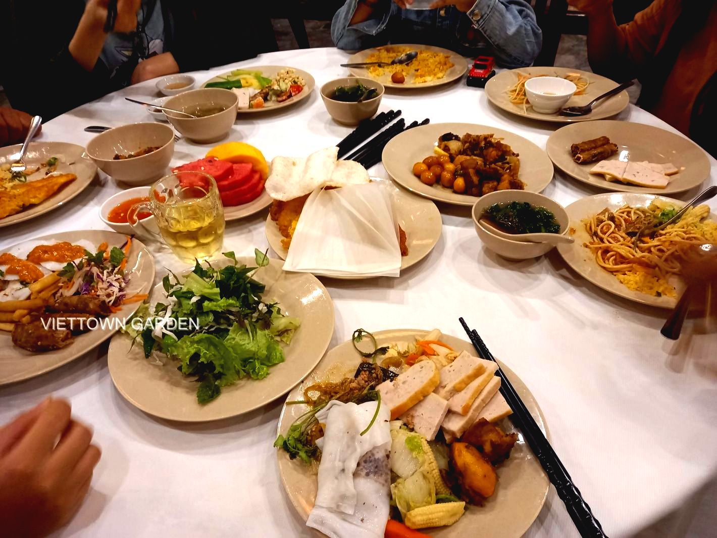 dat-suat-an-cho-nhom-khi-di-hoi-an