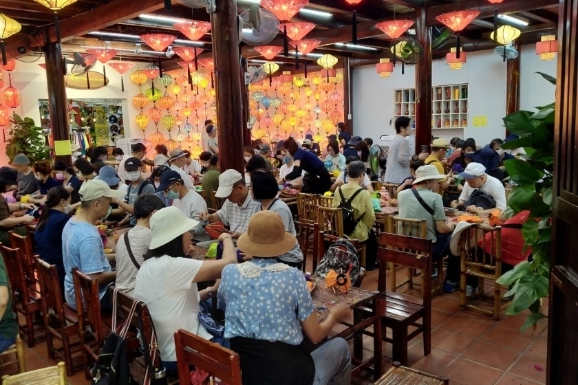 tự tay làm đèn lồng tại lớp học đèn lồng hội an viettown