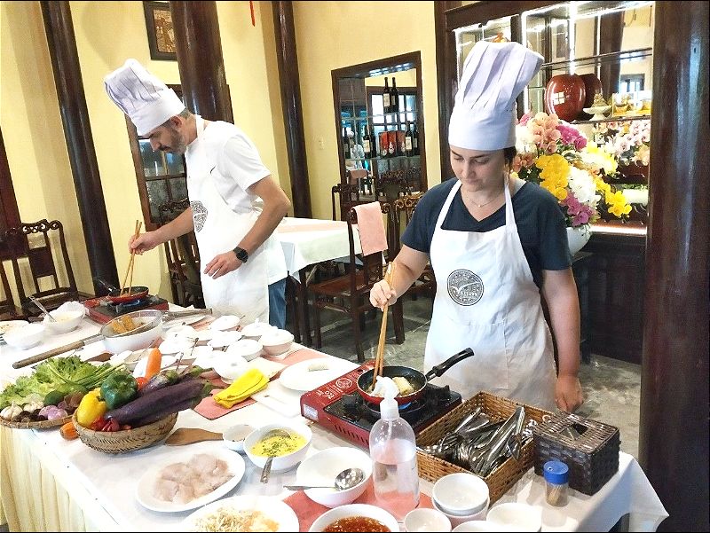 Về Hội An trải nghiệm làm lồng đèn và nấu ăn