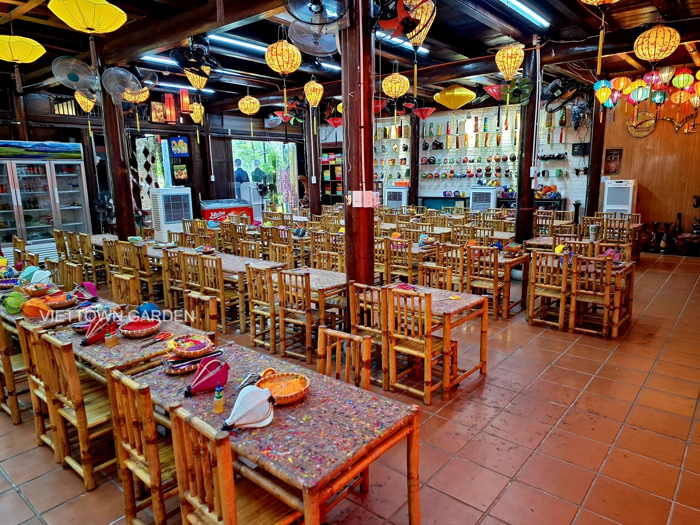 lớp học làm lồng đèn truyền thống hội an