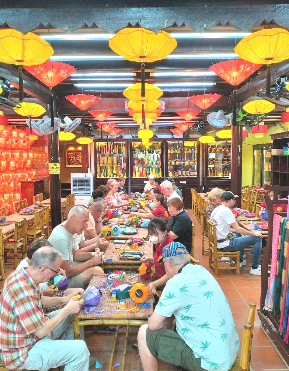 tour-lop-hoc-lam-den-long-hoi-an