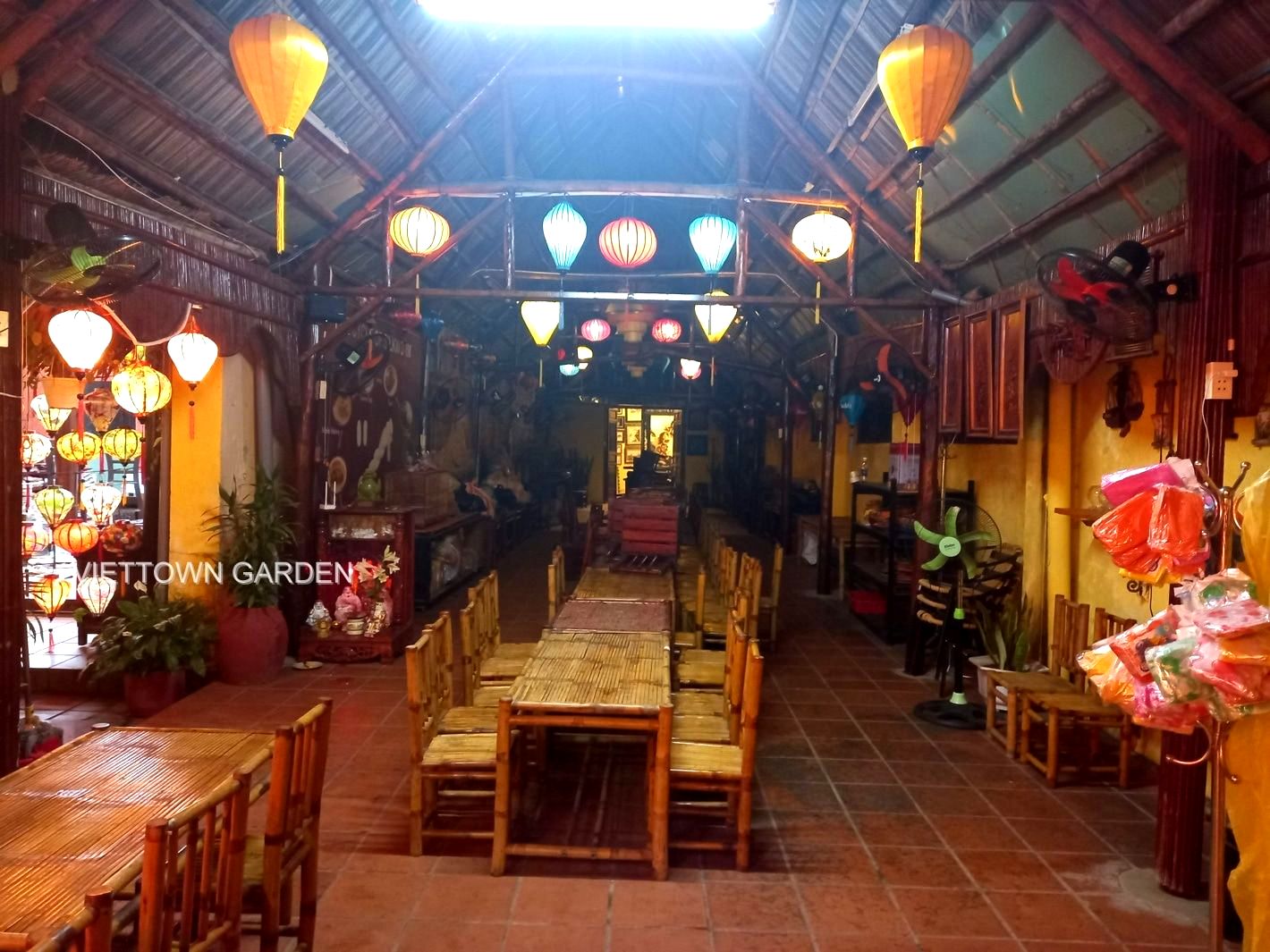 viettown-hoi-an-va-lop-lam-long-den
