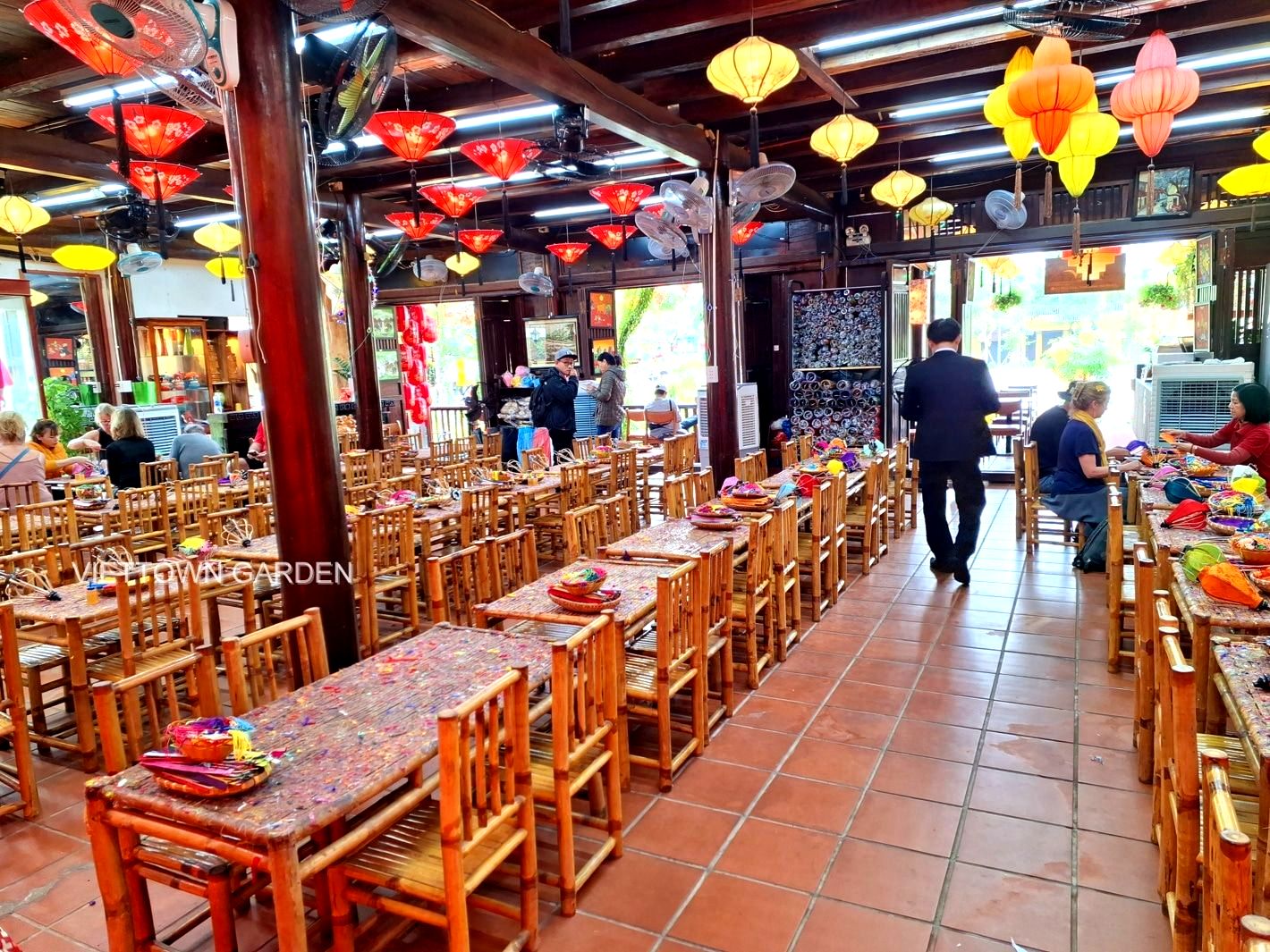 trải nghiệm làm lồng đèn tại viettown gardent